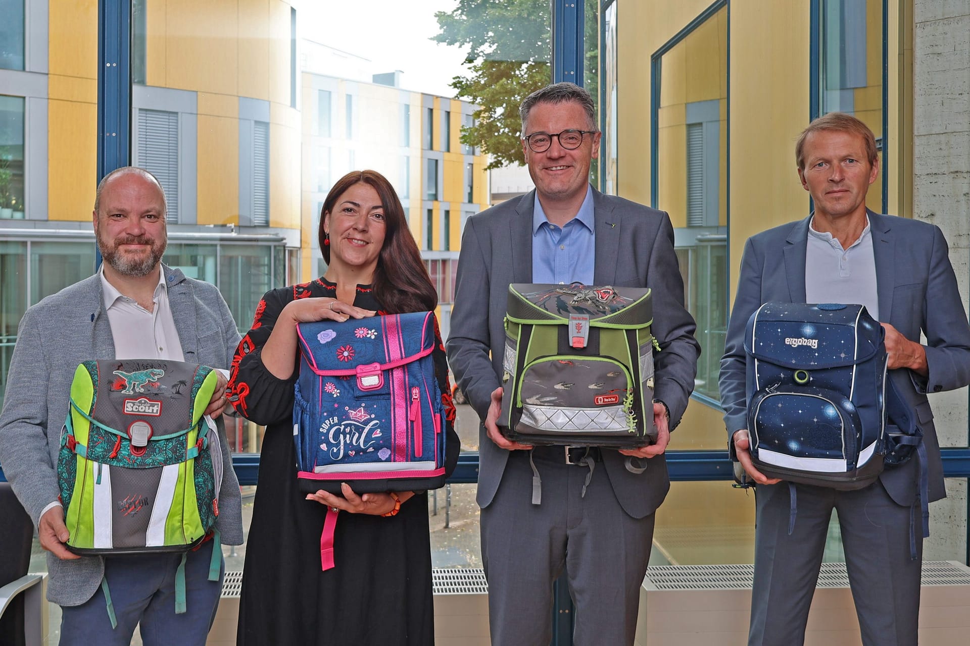 Die ersten Spenden sind entgegengenommen: Sozialdezernent Dr. Michael Ziemons, die Koordinatorin für die Partnerschaftsarbeit mit dem ukrainischen Partnerkreis Lwiw, Kateryna Sviatets, Städteregionsrat Dr. Tim Grüttemeier und Bildungsdezernent Markus Terodde (v.l.n.r.)