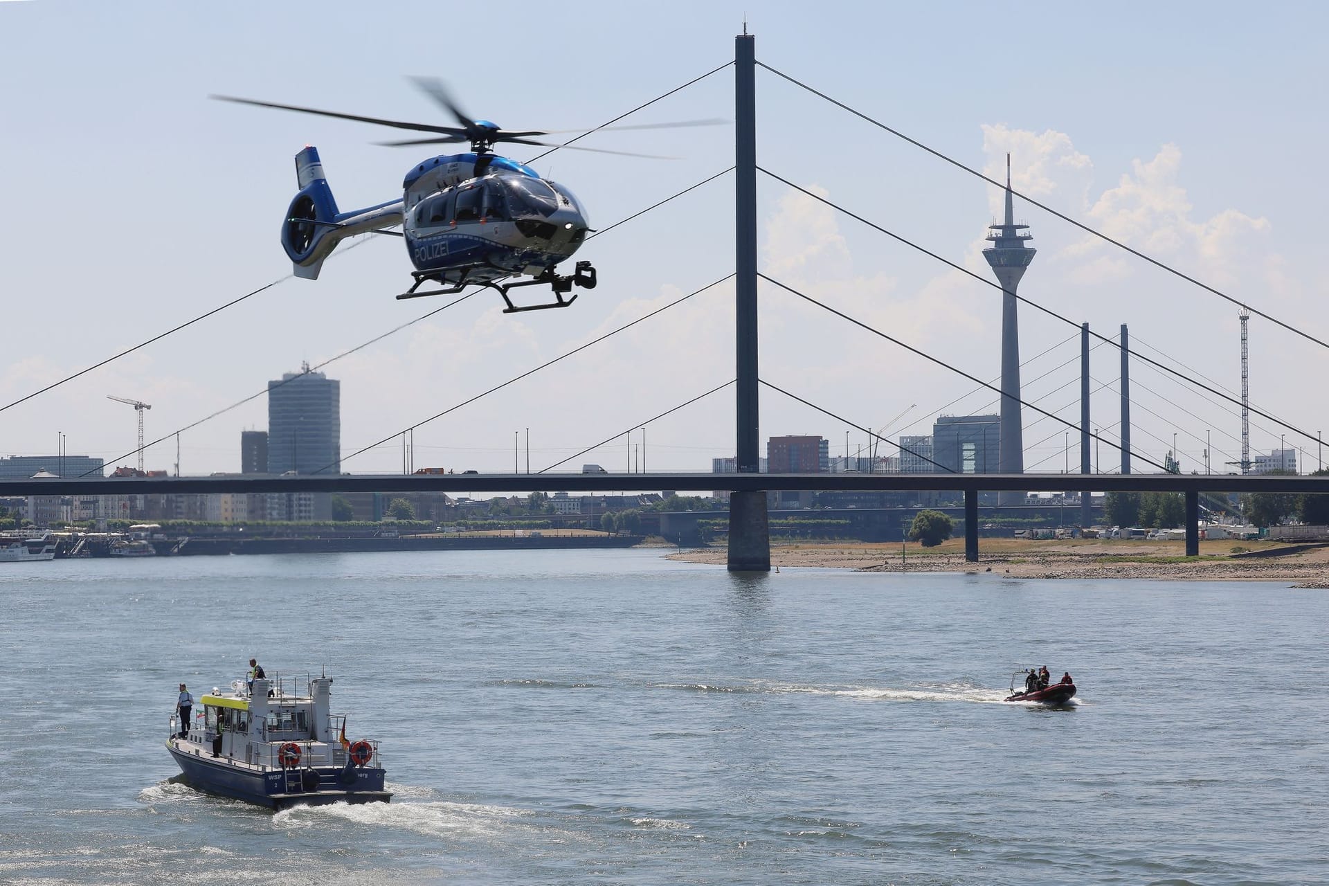 Person im Rhein in Düsseldorf vermisst