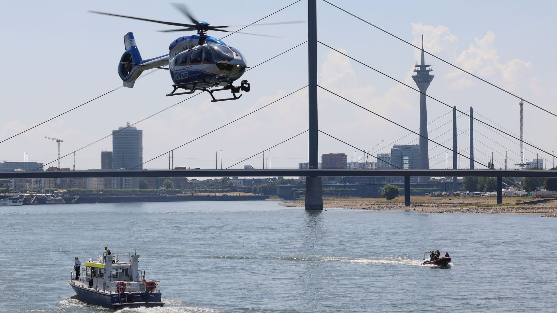 Person im Rhein in Düsseldorf vermisst