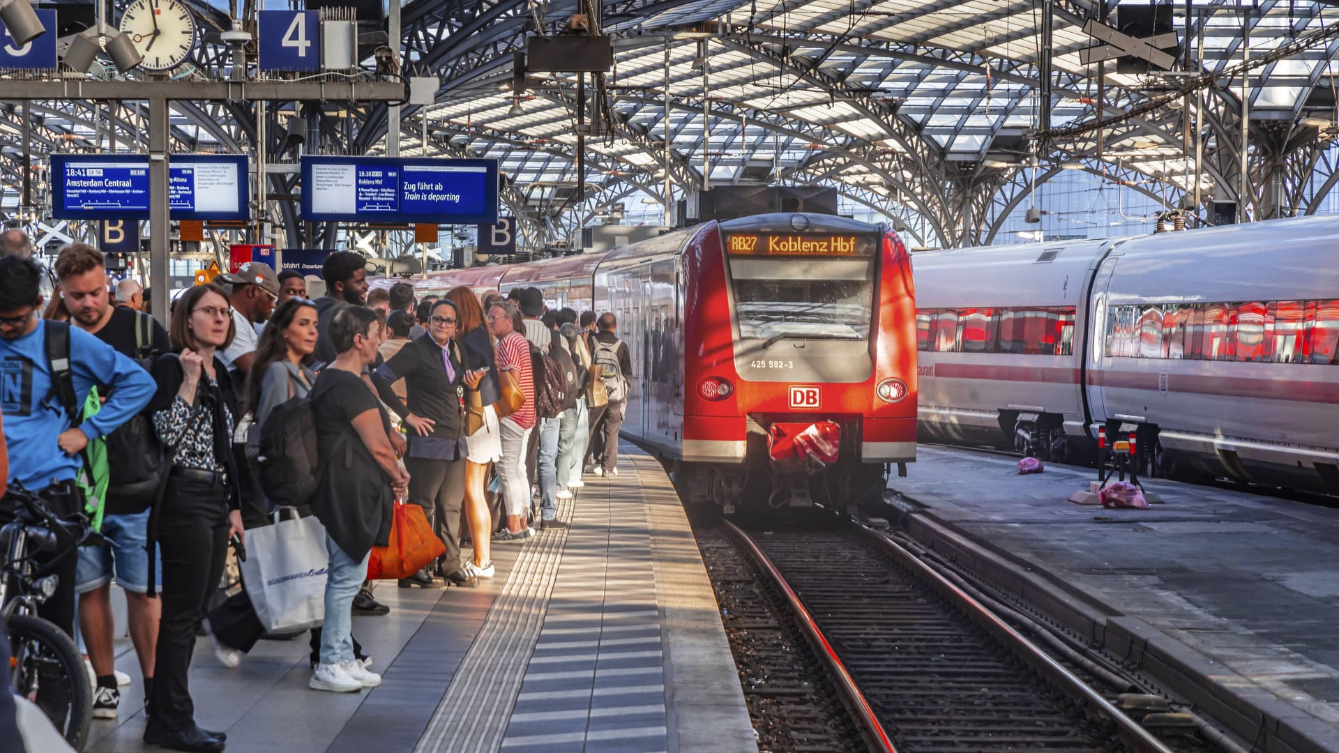Reisende an einer Regionalbahn mit Ziel Koblenz (Symbolfoto): Am Abend rollen die ersten Züge wieder. Reisende an einer Regionalbahn mit Ziel Koblenz (Symbolfoto): Am Abend rollen die ersten Züge wieder.