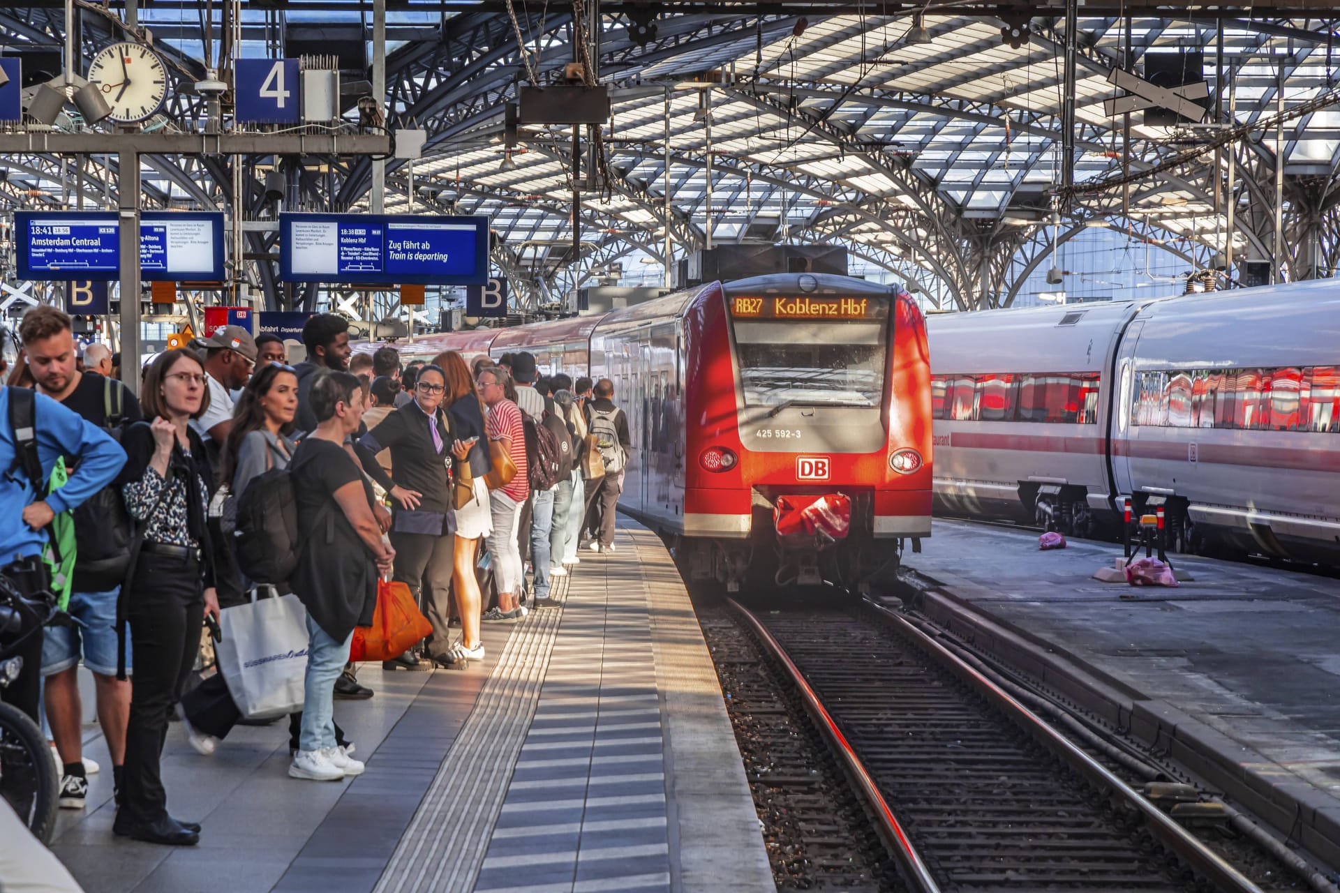 Reisende an einer Regionalbahn mit Ziel Koblenz (Symbolfoto): Am Abend rollen die ersten Züge wieder.