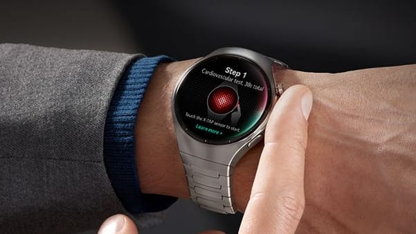Der Sensor auf der rechten Seite misst die Gesundheitsdaten über den Zeigefinger.