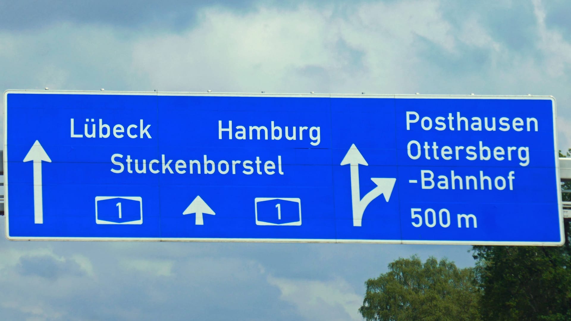 A1 bei Stuckenborstel (Symbolbild): Der 33-Jährige starb am Unfallort. A1 bei Stuckenborstel (Symbolbild): Der 33-Jährige starb am Unfallort.