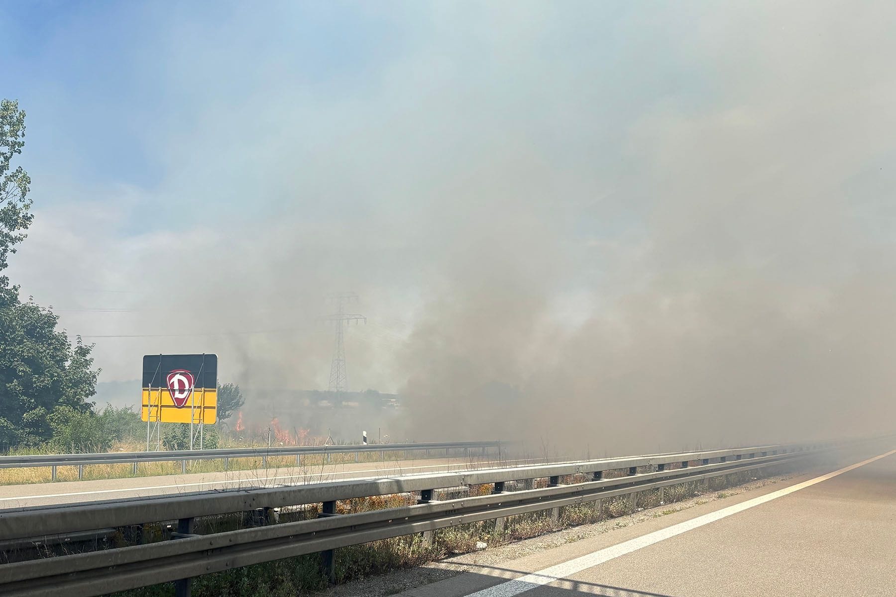 Brand Feld brannte neben der Autobahn - Autobahn gesperrt