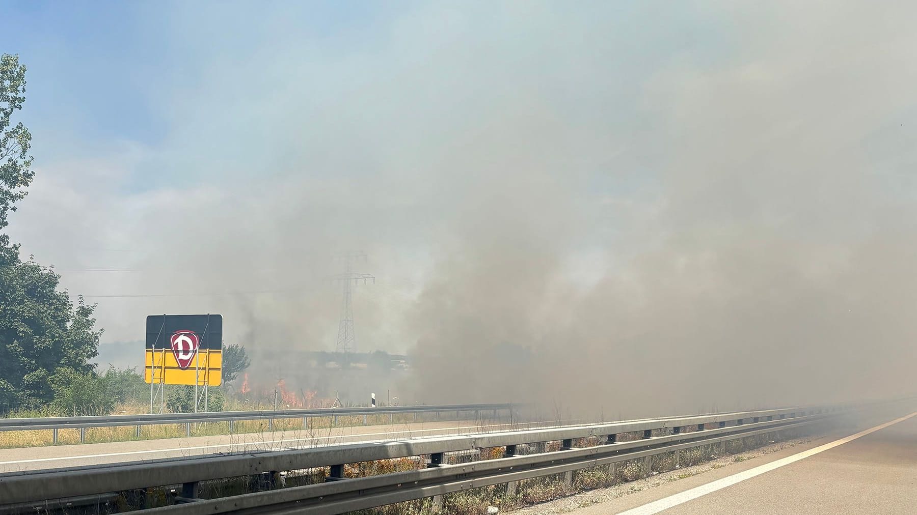 Brand Feld brannte neben der Autobahn - Autobahn gesperrt