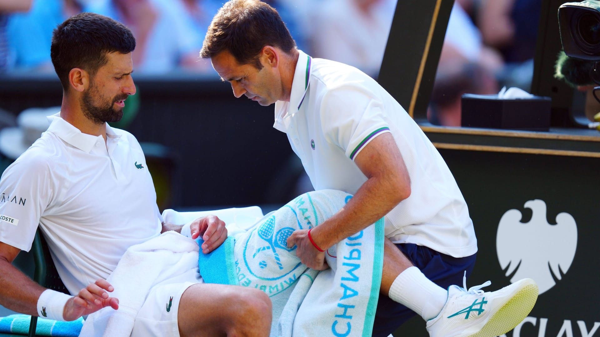 Medical Time Out: Novak Djoković wird nach dem zweiten Satz am linken Oberschenkel behandelt.
