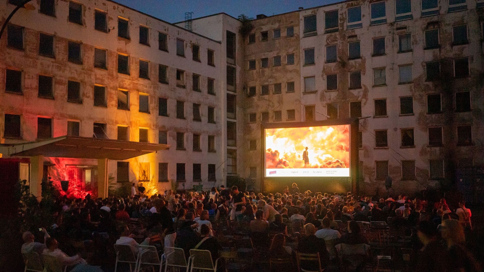 Innenhof im alten Polizeipräsidium (Archivbild): Im besonderen Ambiente flimmern wieder ausgewählte Bewegtbilder über die Leinwand.