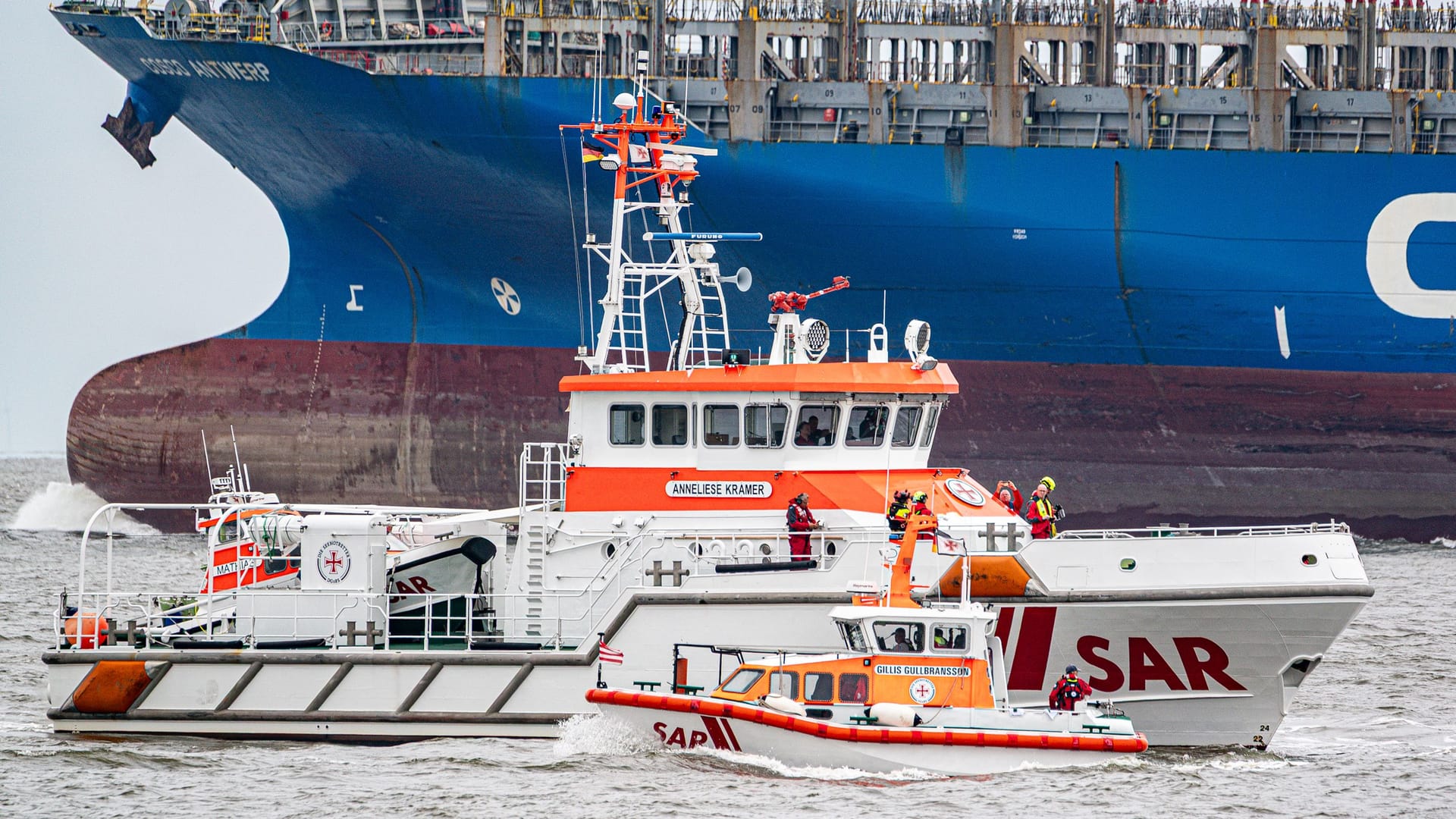 Seenotrettungskreuzer und Seenotrettungsboot der Freiwilligenstation vor einem Frachter in Cuxhaven: Tausende Besucher beim Tag der Seenotretter 2025.