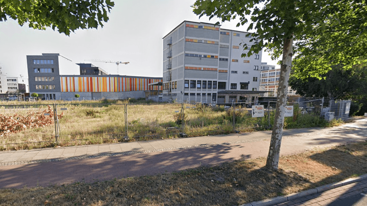 Die bunte Fassade des Gebäudes sticht hervor.