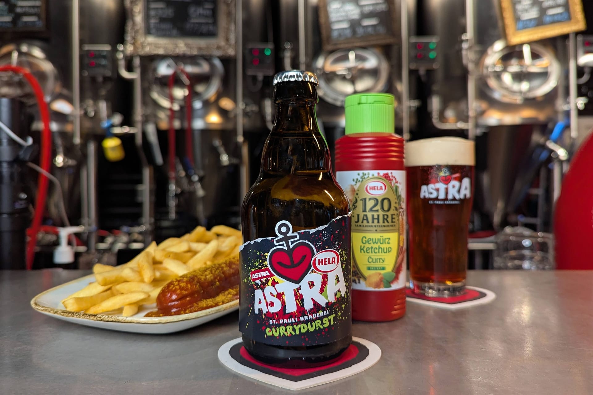 Currywurst-Bier: Die Firmen Astra und Hela haben gemeinsam ein recht eigenwilliges Getränk kreiert.