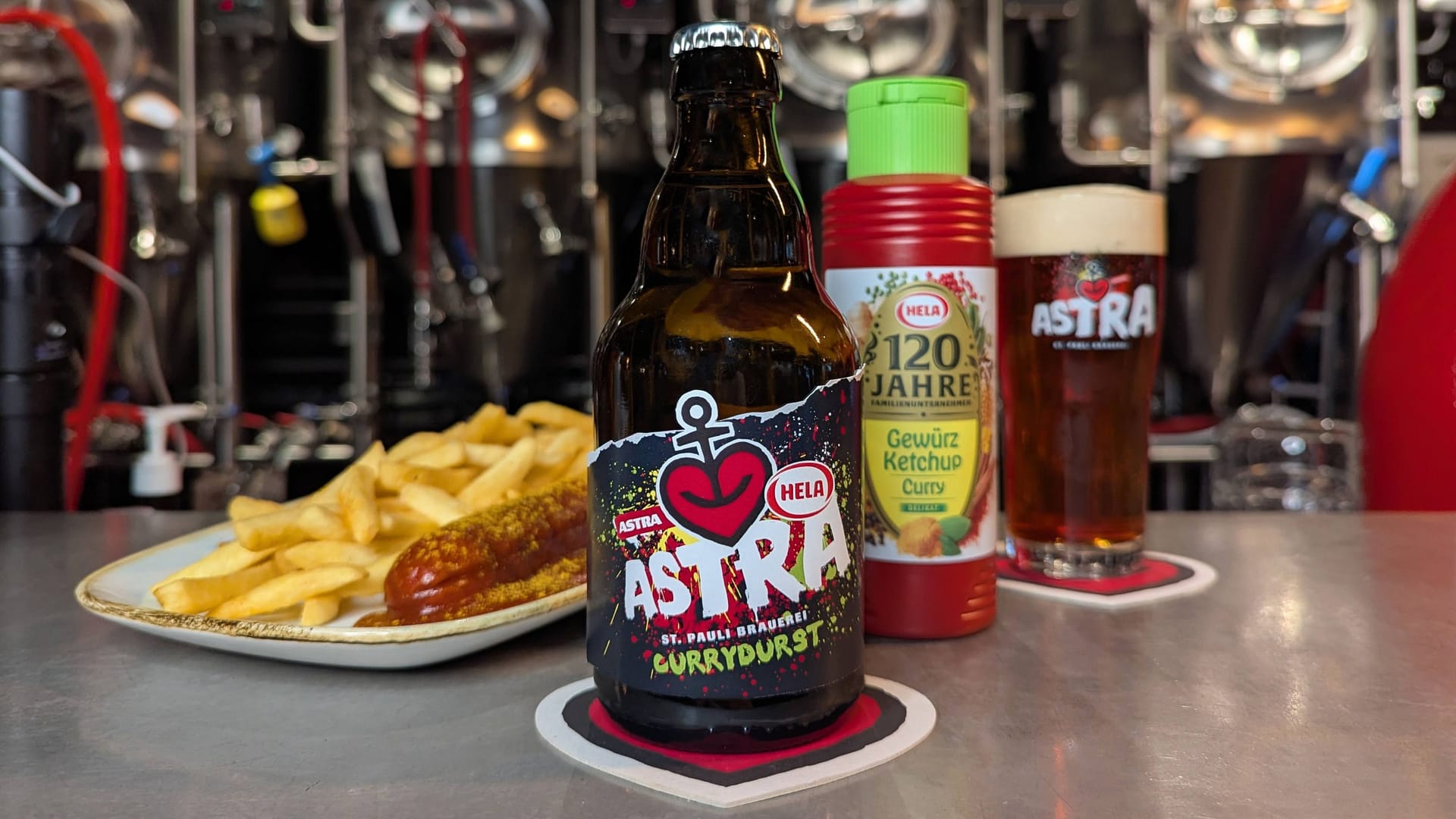Currywurst-Bier: Die Firmen Astra und Hela haben gemeinsam ein recht eigenwilliges Getränk kreiert.