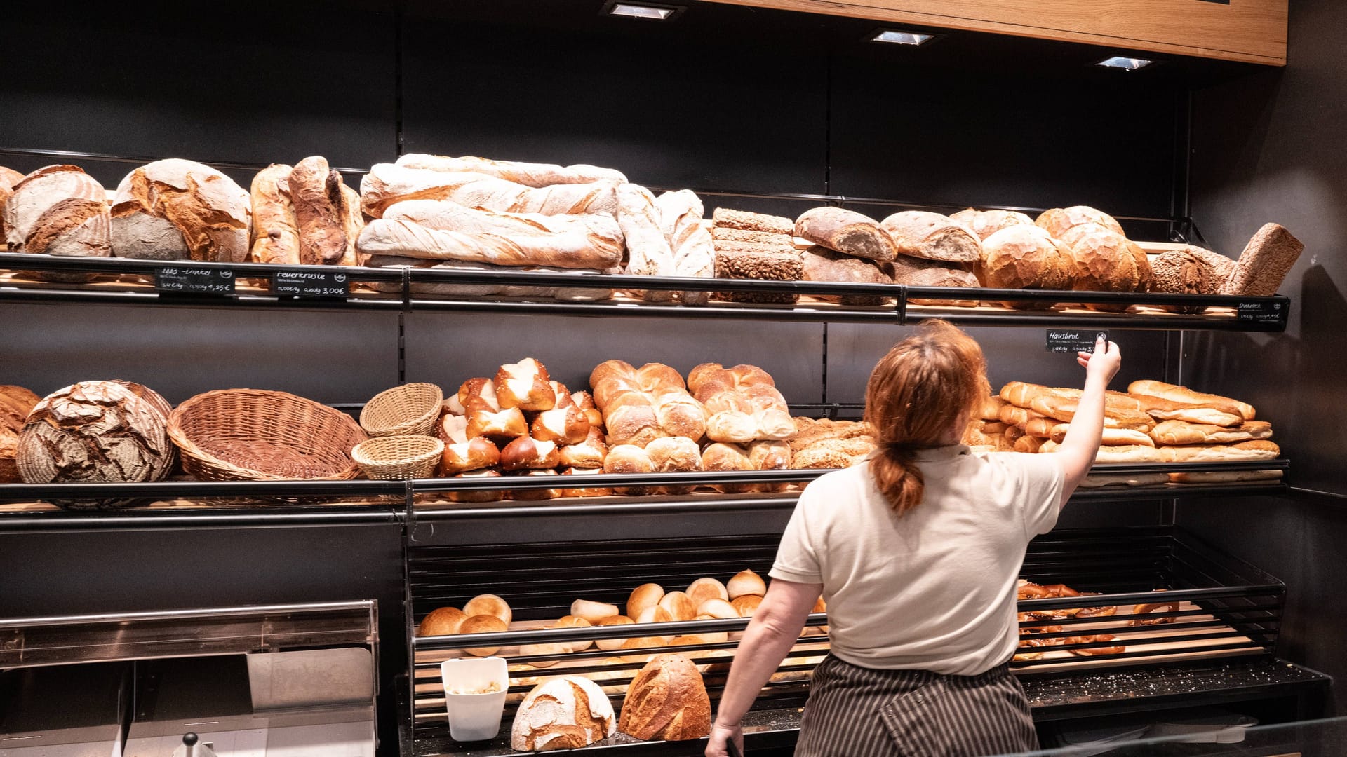 Brotauswahl in einer Bäckerei (Symbolbild): Besonders der Umsatz von klassischen Bäckereien ist in den vergangenen Jahren zurückgegangen.