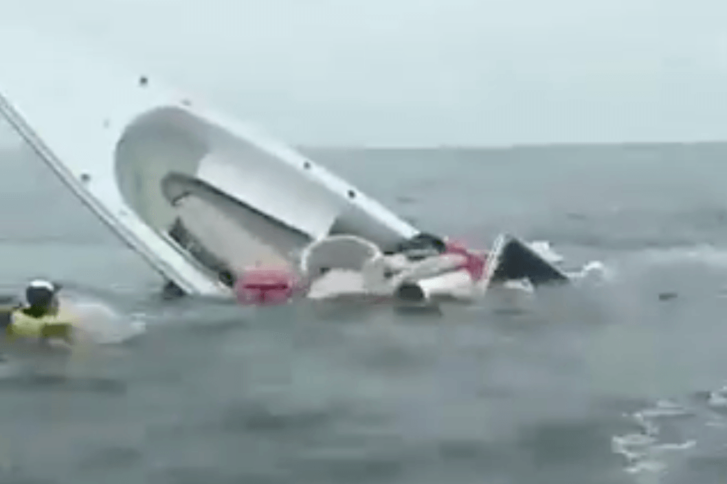 Ein Touristenboot versinkt im Meer vor der Küste Ecuadors.