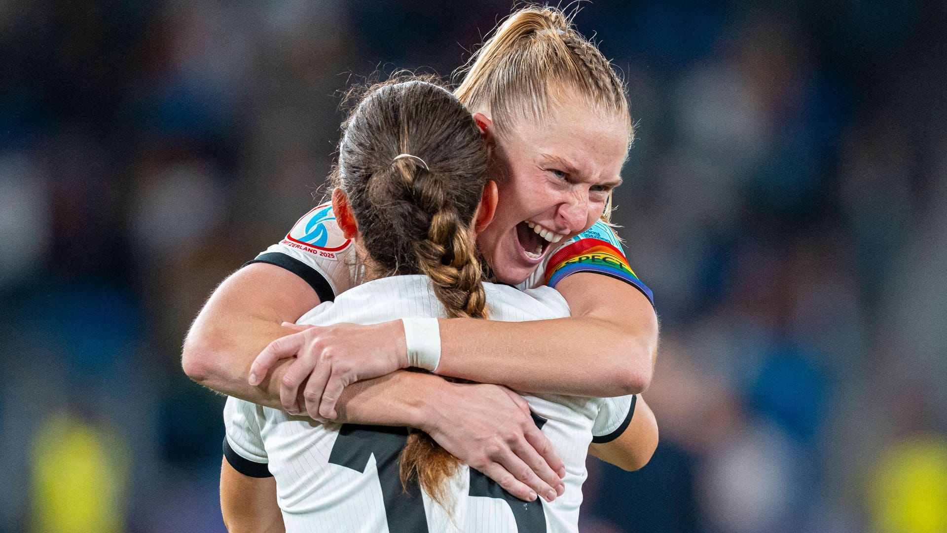 Überglücklich: Janina Minge umarmt Teamkollegin Sara Däbritz nach der Partie.