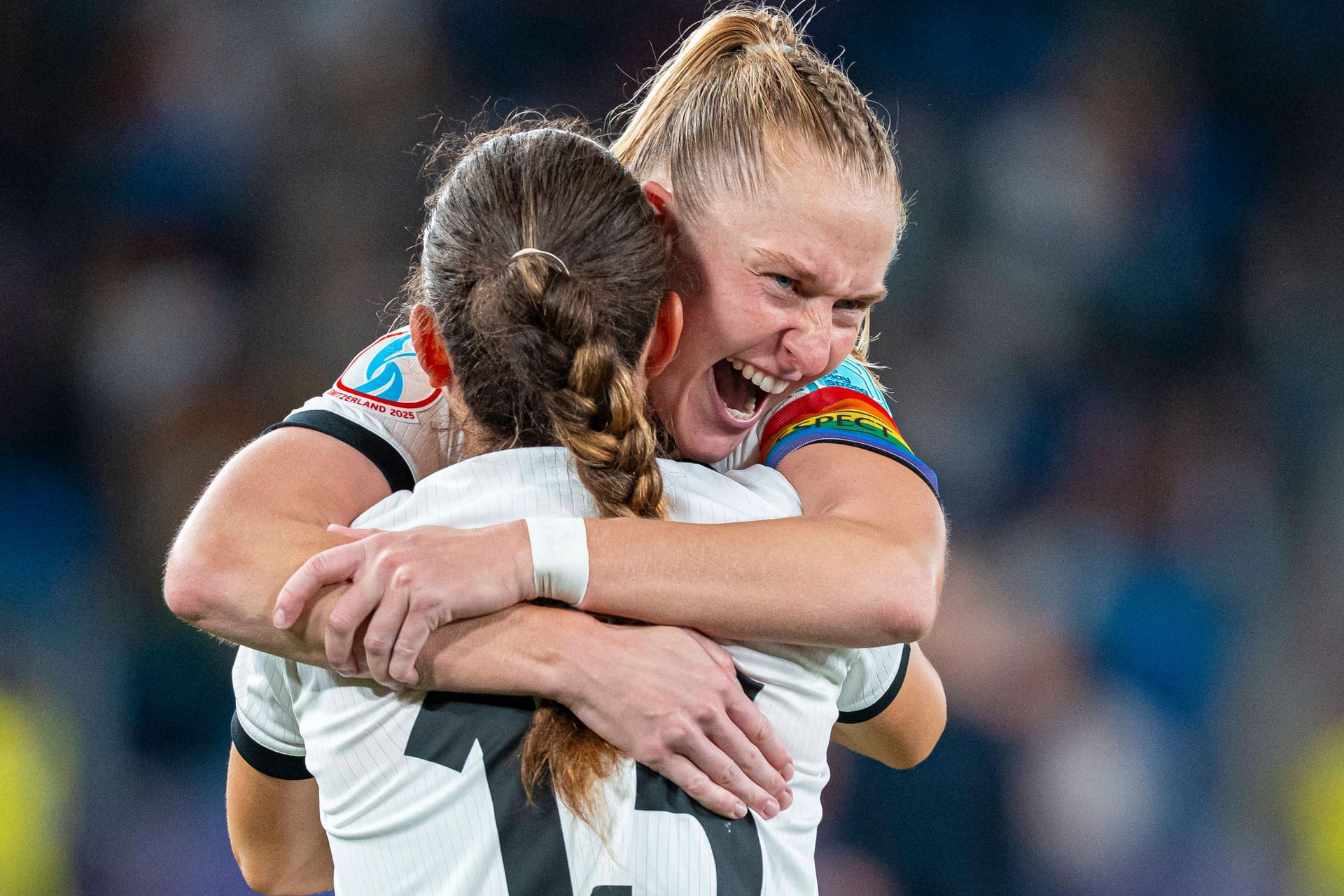 Überglücklich: Janina Minge umarmt Teamkollegin Sara Däbritz nach der Partie.