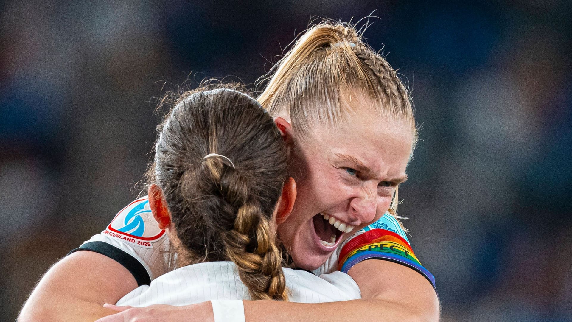 Überglücklich: Janina Minge umarmt Teamkollegin Sara Däbritz nach der Partie.