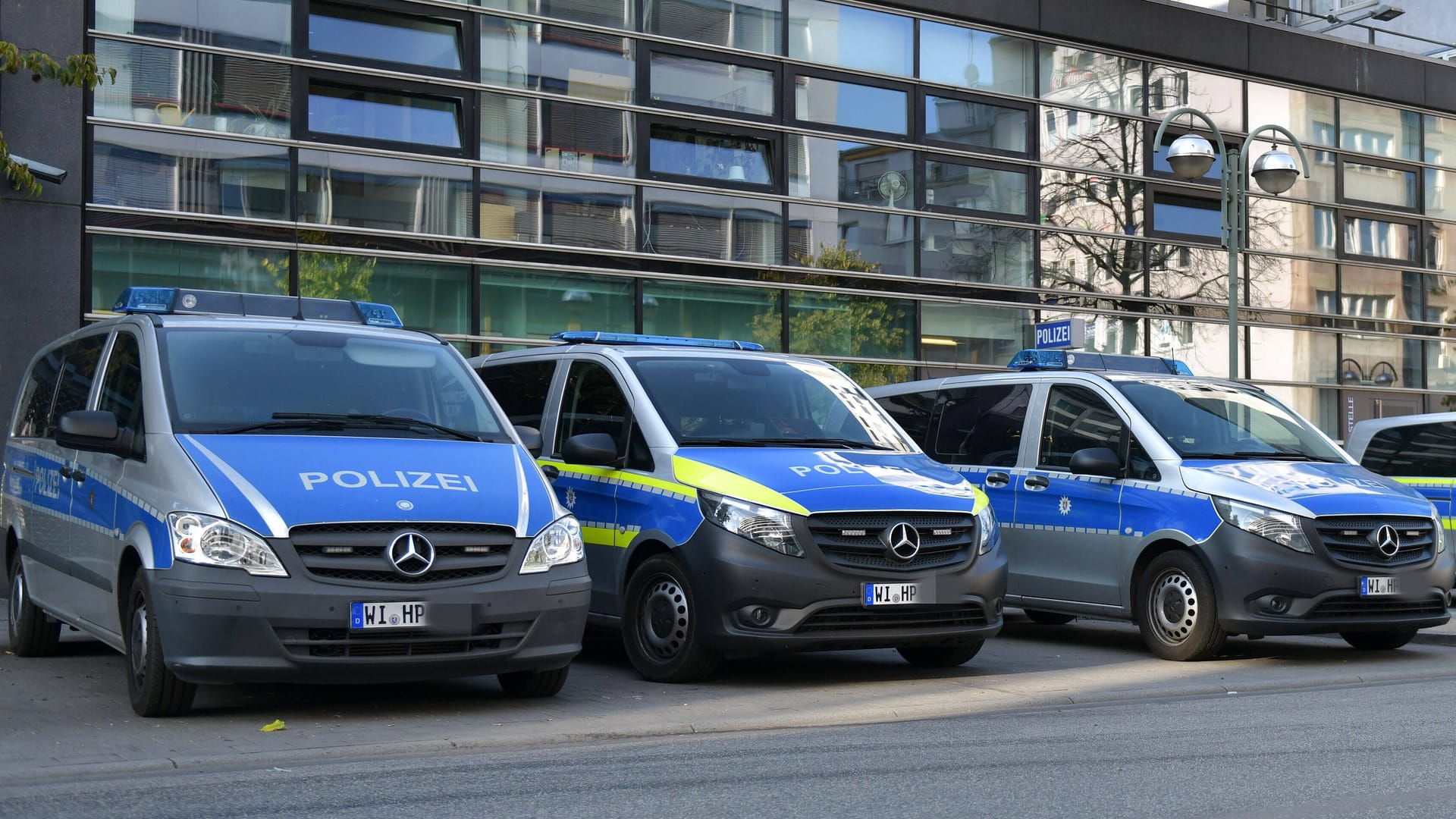 Einsatzwagen der Polizei vor dem 1. Polizeirevier (Symbolfoto): Ein Vorfall aus der Nacht zu Mittwoch beschäftigt die Ermittler.