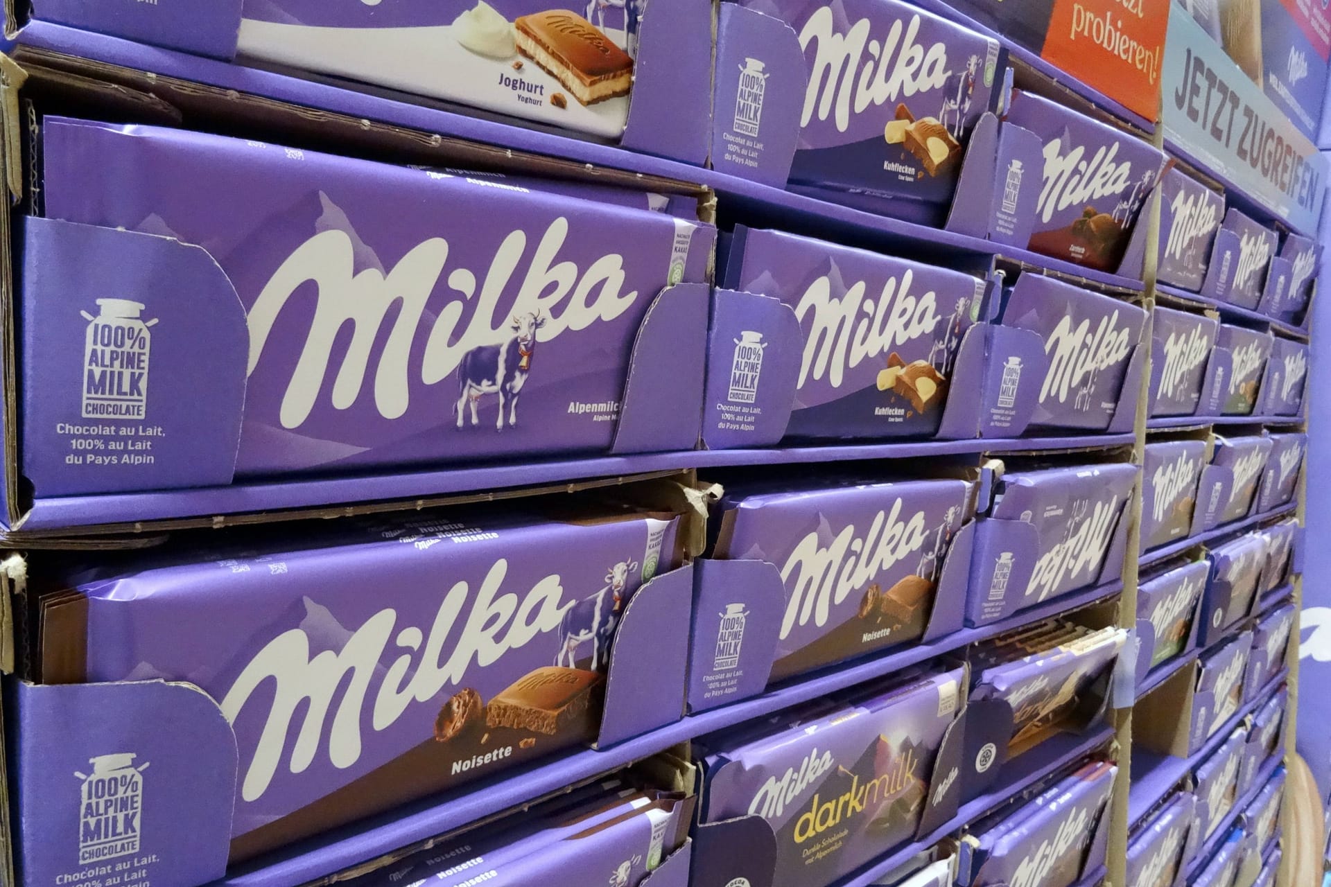 Supermarkt: Ein Aufsteller gefüllt mit Milka-Schokolade wartet auf Kunden.