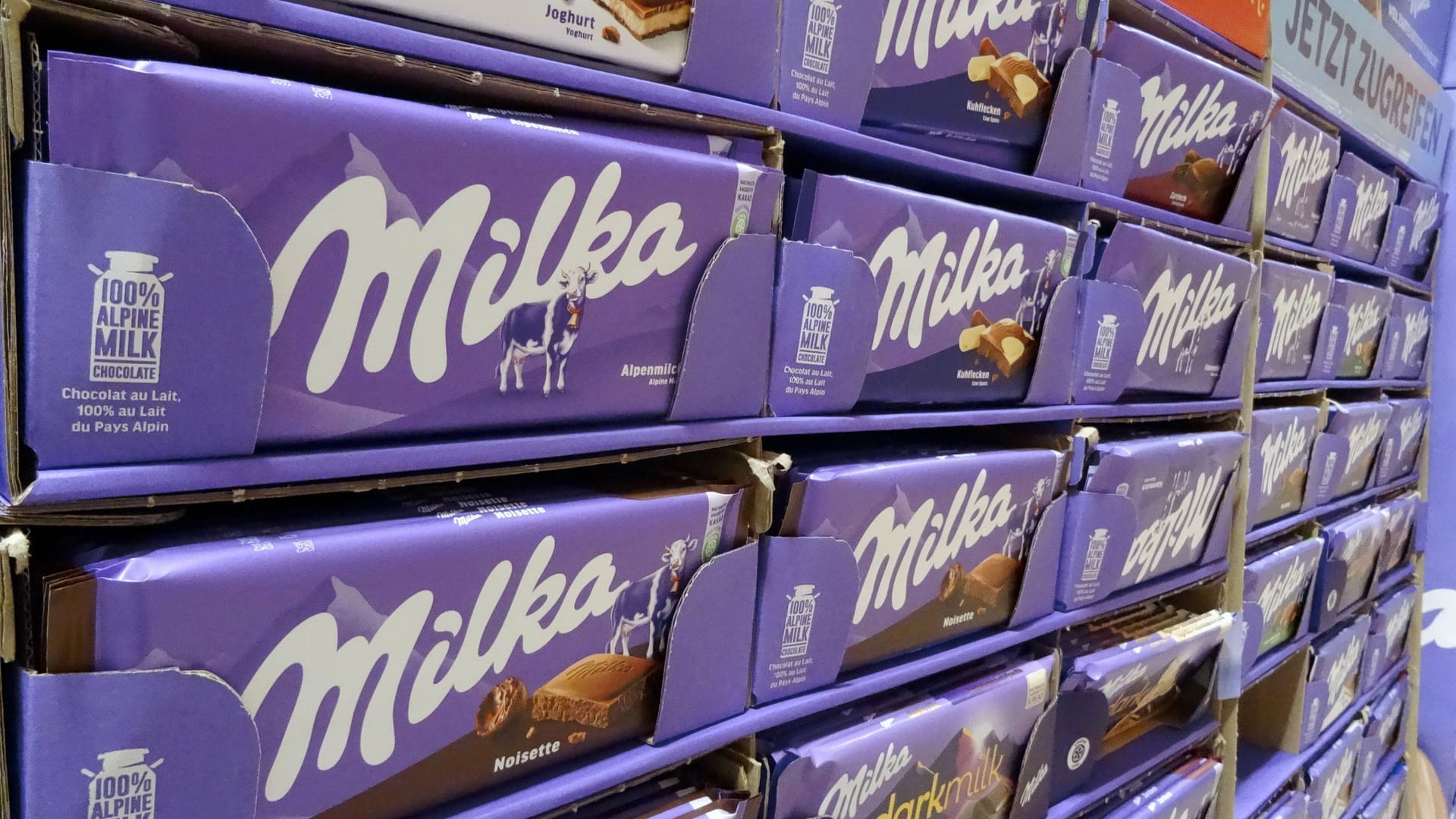 Supermarkt: Ein Aufsteller gefüllt mit Milka-Schokolade wartet auf Kunden.