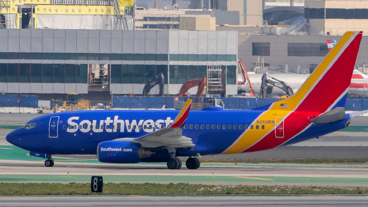 Boeing 737 skoraj trčil v vojaško letalo nad Kalifornijo