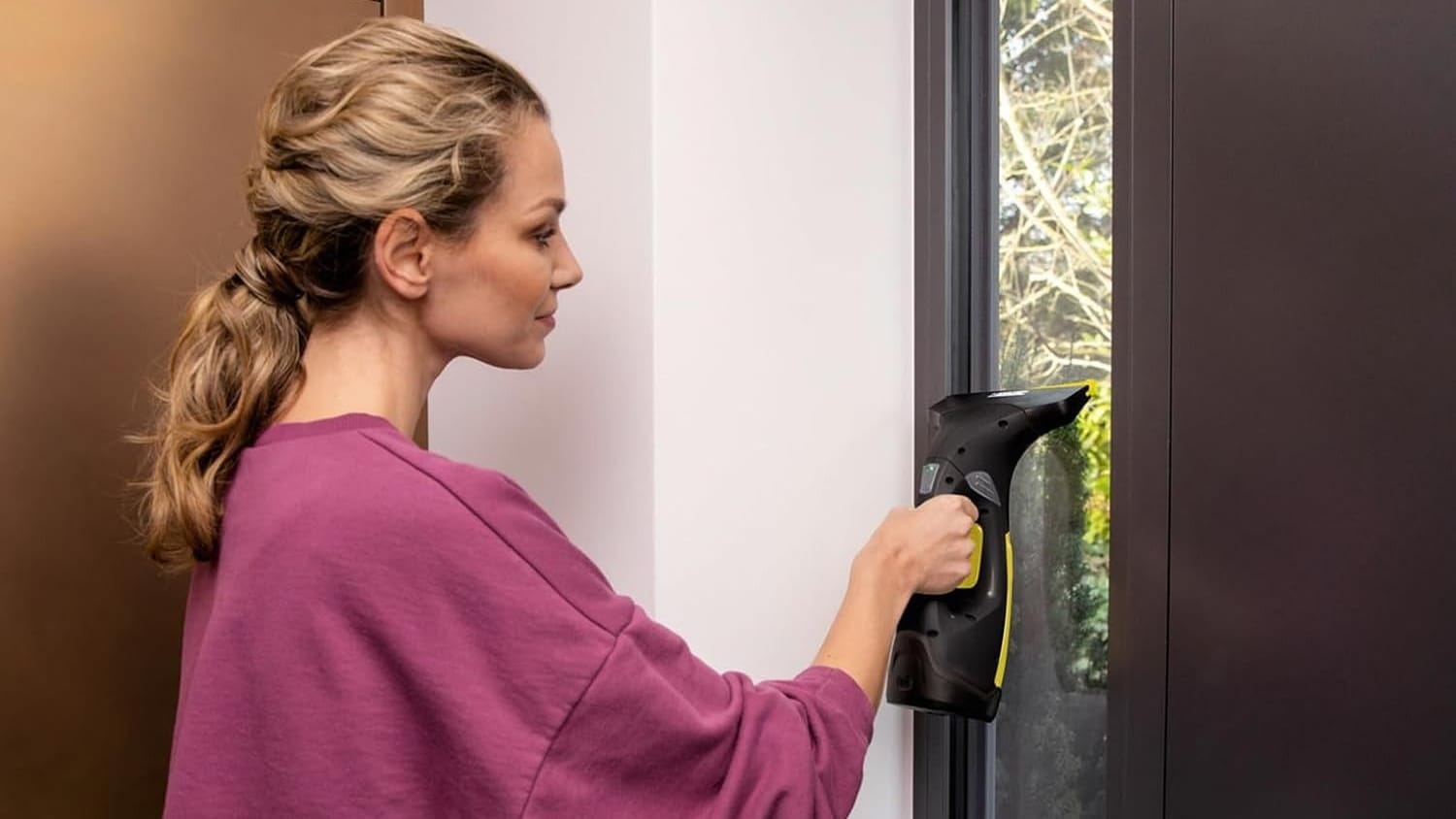 Mit dem Fenstersauger von Kärcher lassen sich unter anderem Glasoberflächen reinigen. Mit dem Fenstersauger von Kärcher lassen sich unter anderem Glasoberflächen reinigen.