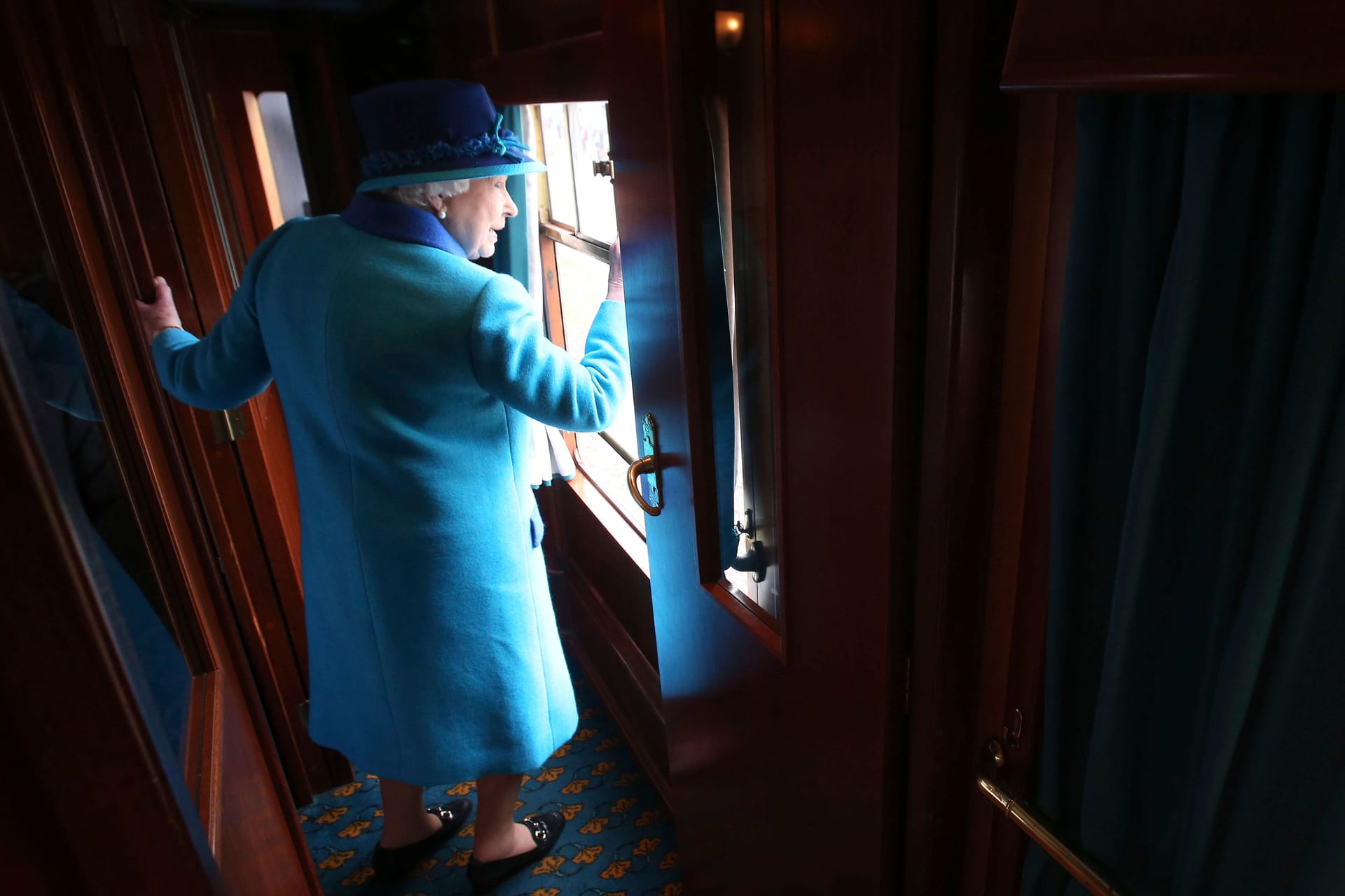 Die verstorbene Queen Elizabeth II. im königlichen Zug auf dem Weg in ihre Residenz in Schottland (Archivbild).