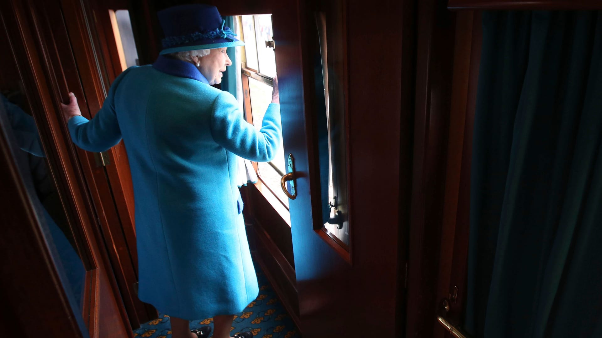 Die verstorbene Queen Elizabeth II. im königlichen Zug auf dem Weg in ihre Residenz in Schottland (Archivbild).