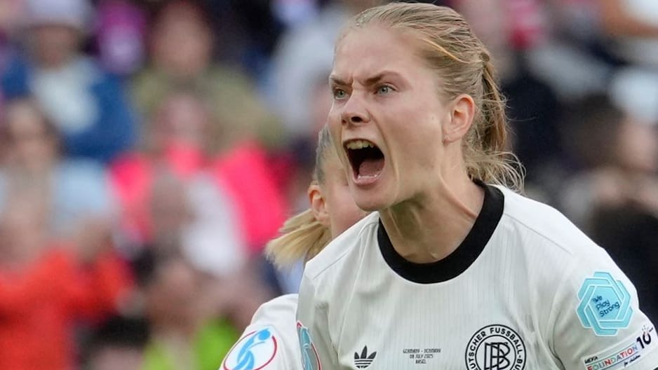 Sjoeke Nüsken schreit ihre Freude heraus: Der Treffer der Mittelfeldakteurin brachte Deutschland zurück ins Spiel.