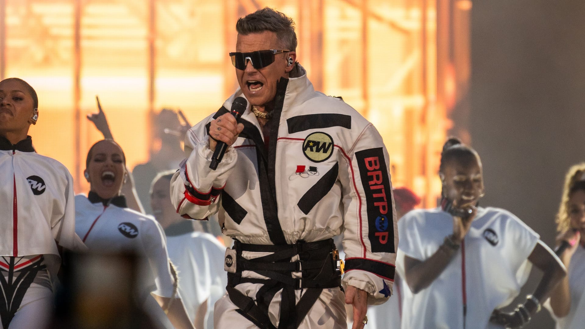 Robbie Williams in futuristischer Britpop-Montur bei seinem Auftritt im Münchner Olympiastadion: Mit einer energiegeladener Show begeisterte der Entertainer 65.000 Zuschauer.