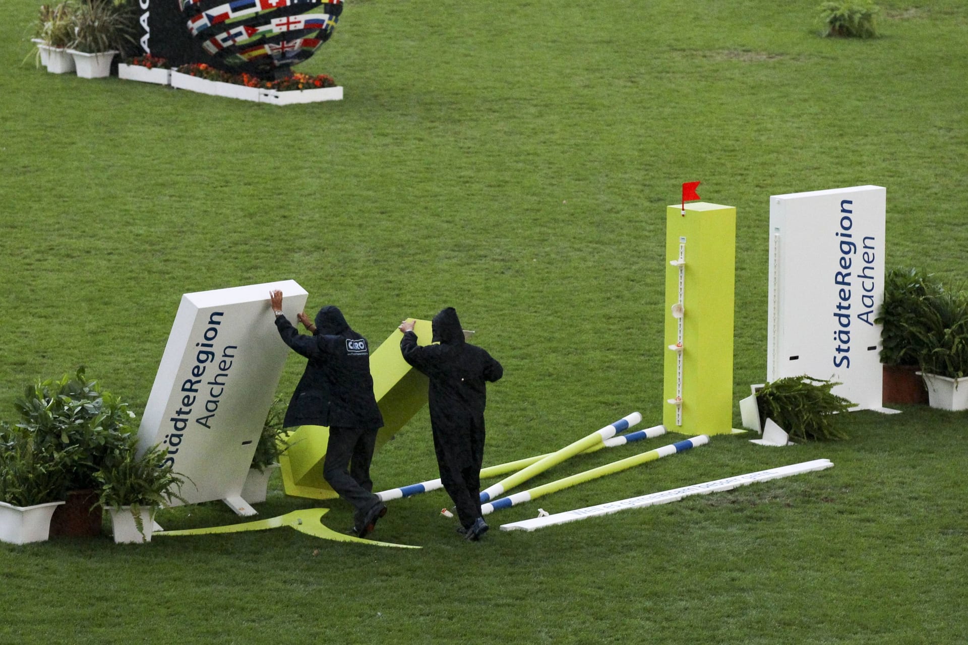Helfer stellen Hindernisse beim CHIO wieder auf (Archivbild): Ein Unwetter suchte am Mittwoch Aachen heim.