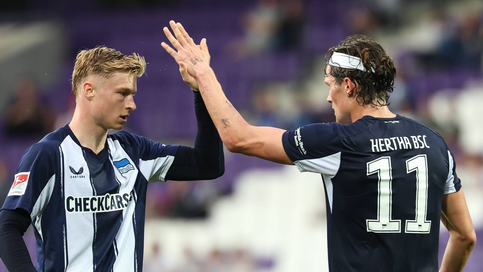 Spieler von Hertha BSC im neuen Heimtrikot: Der Klub wird in dieser Saison von Castore ausgerüstet.