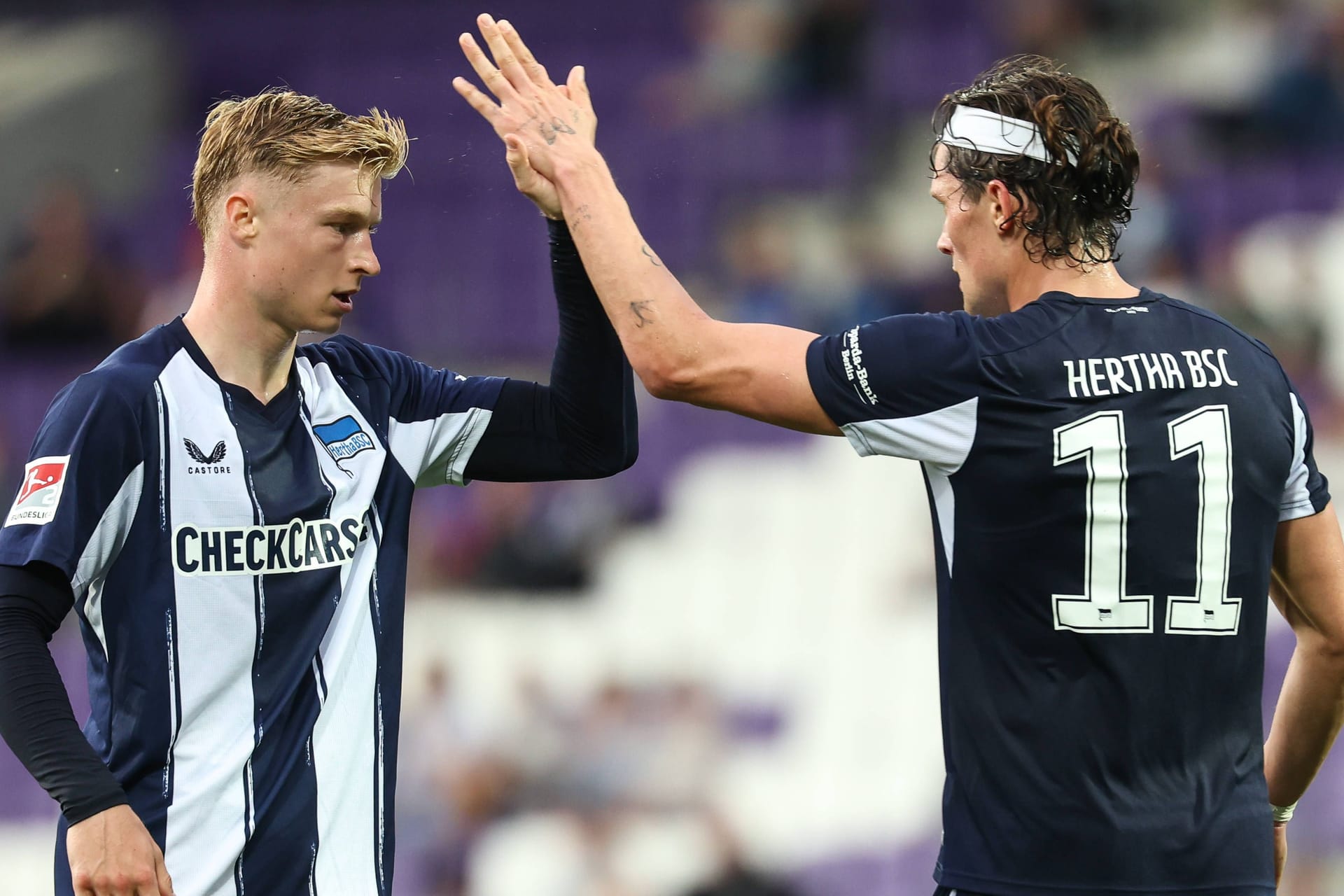 Spieler von Hertha BSC im neuen Heimtrikot: Der Klub wird in dieser Saison von Castore ausgerüstet.