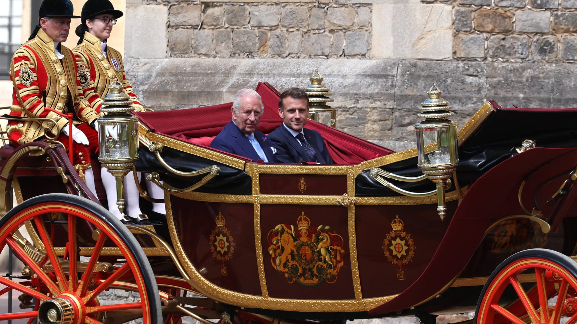 König Charles III. und Frankreichs Präsident Emmanuel Marcon sitzen beim Staatsbesuch in einer Kutsche. (Archivbild)