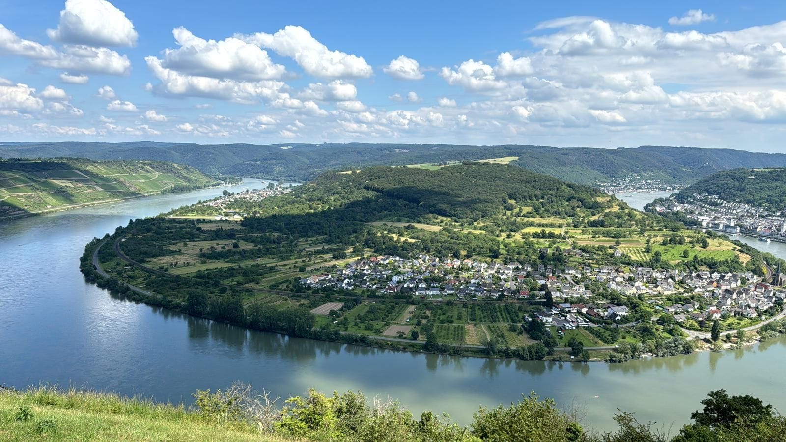 Der Rhein macht in der Nähe von Koblenz eine Schleife. Sollte der Ausbruch eines Vulkans einen Hang wegsprengen, wäre der Fluss versperrt.