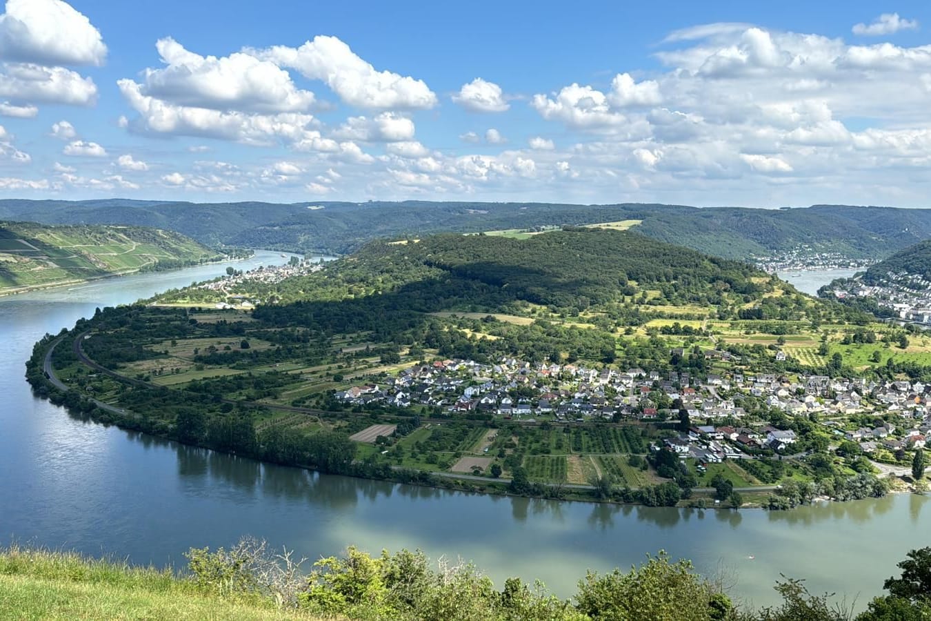 Der Rhein macht in der Nähe von Koblenz eine Schleife. Sollte der Ausbruch eines Vulkans einen Hang wegsprengen, wäre der Fluss versperrt.