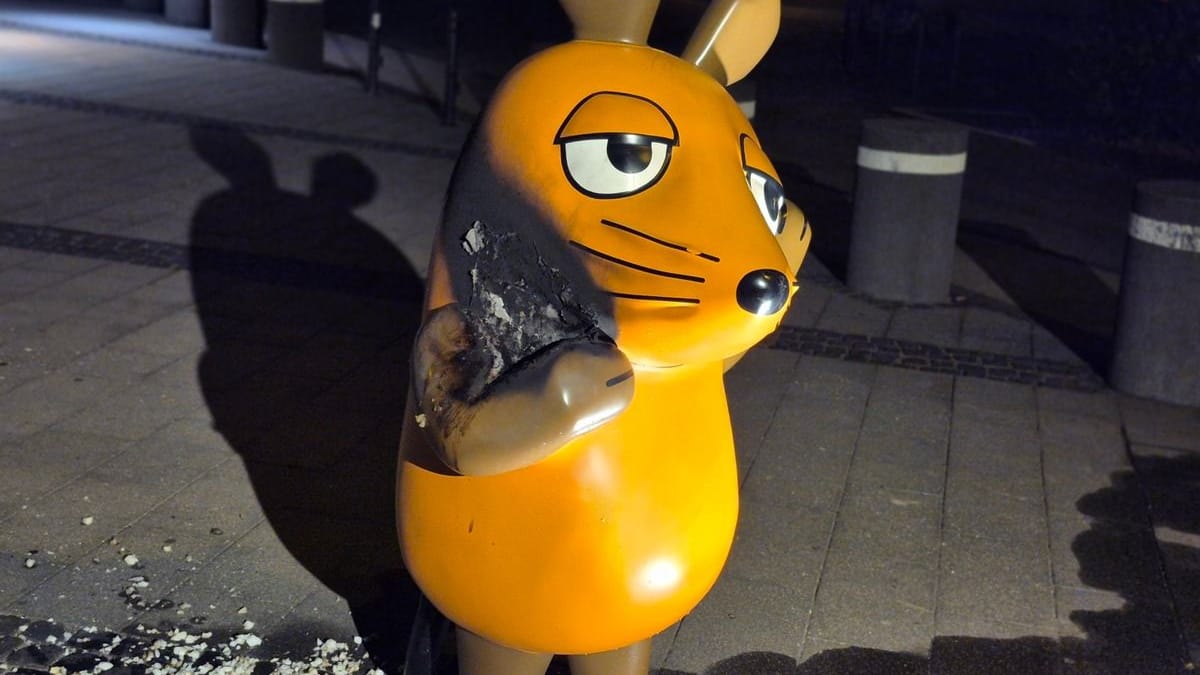 Die verbrannte Maus-Figur: Die Polizei ermittelt weiterhin zu den Hintergründen.