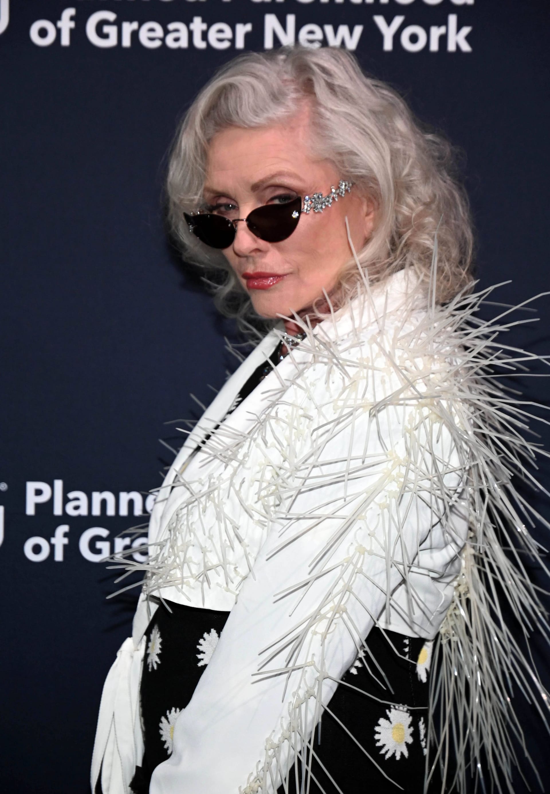 April 2025: Deborah Harry posiert auf dem roten Teppich.