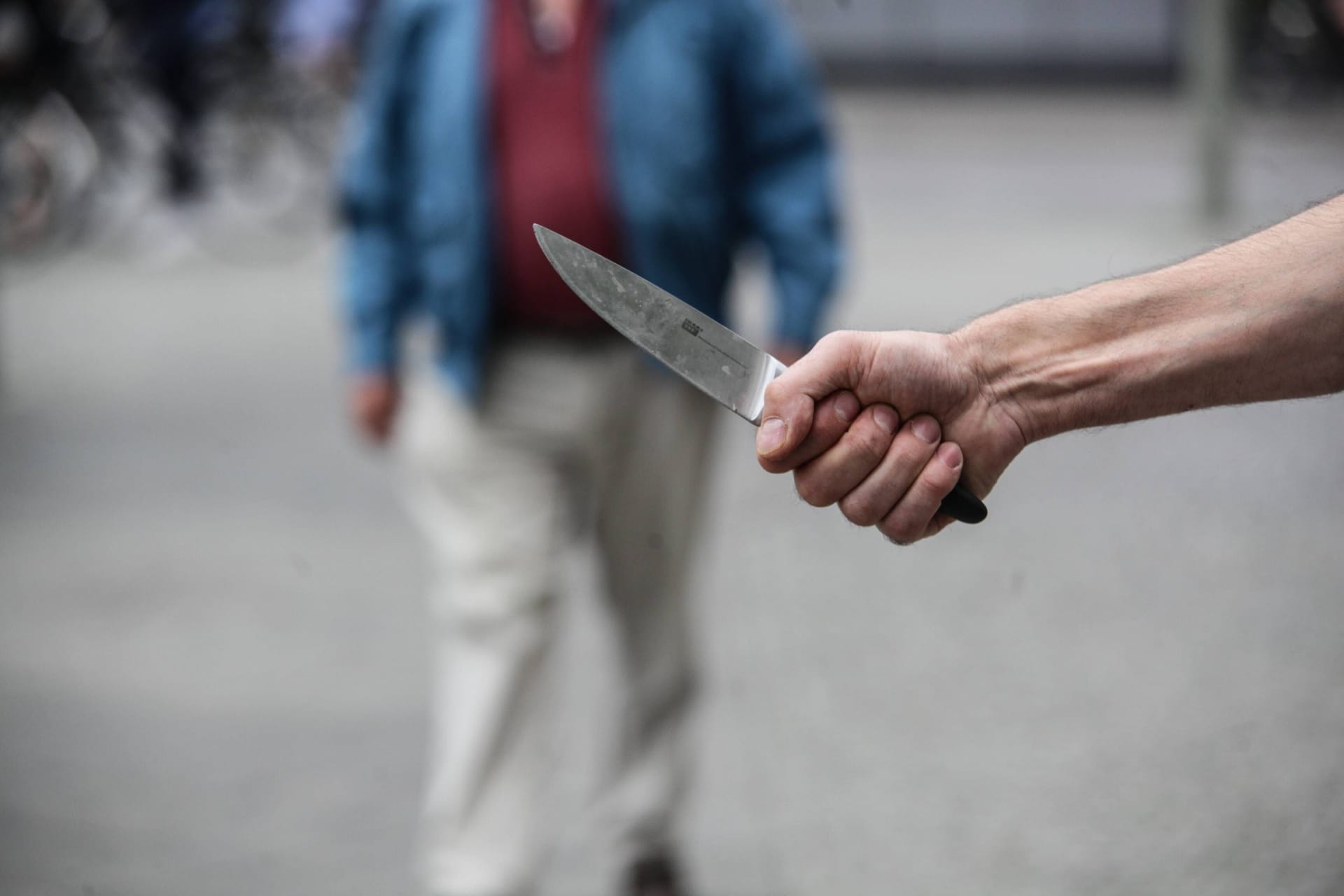 Ein Mann mit einem Messer in der Hand (Archivbild): Ab Donnerstag gelten in der Hauptstadt an vielen Orten Waffenverbote.