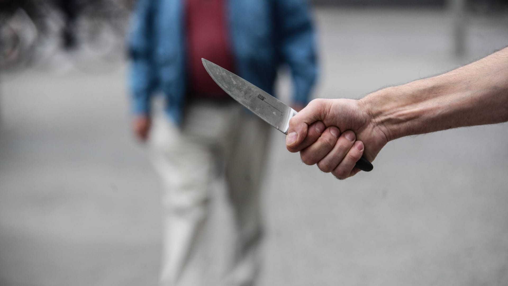Ein Mann mit einem Messer in der Hand (Archivbild): Ab Donnerstag gelten in der Hauptstadt an vielen Orten Waffenverbote. Ein Mann mit einem Messer in der Hand (Archivbild): Ab Donnerstag gelten in der Hauptstadt an vielen Orten Waffenverbote.