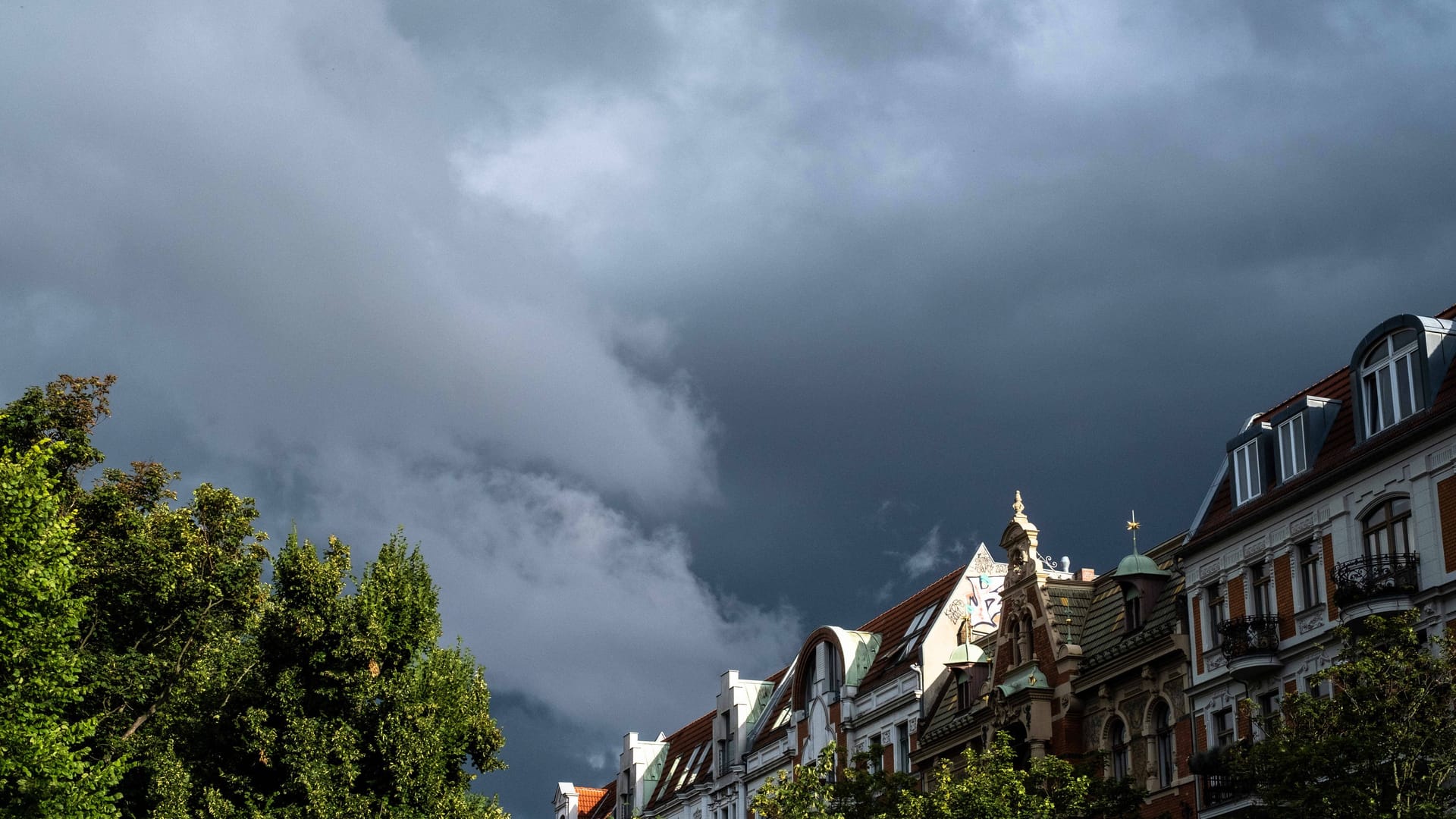 Dunkle Regenwolken über Wohnhäusern in Prenzlauer Berg: In Berlin wird es am Mittwochnachmittag ungemütlich. Dunkle Regenwolken über Wohnhäusern in Prenzlauer Berg: In Berlin wird es am Mittwochnachmittag ungemütlich.