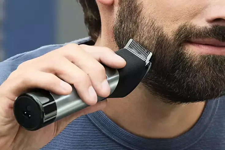 Mit dem Philips Prestige 9000 lassen sich kurze Bärte trimmen.