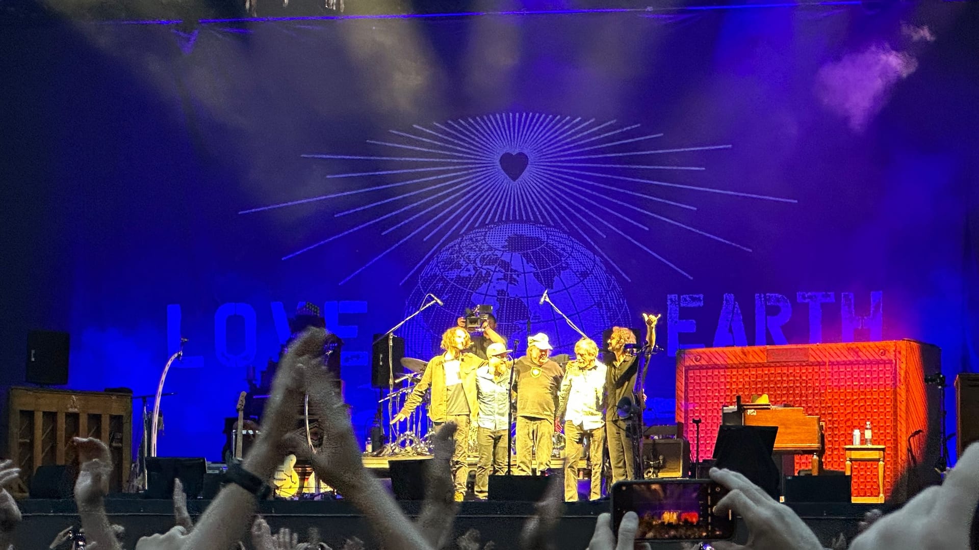Kurz vor der Zugabe: Neil Young And The Chrome Hearts bedanken sich beim Publikum.
