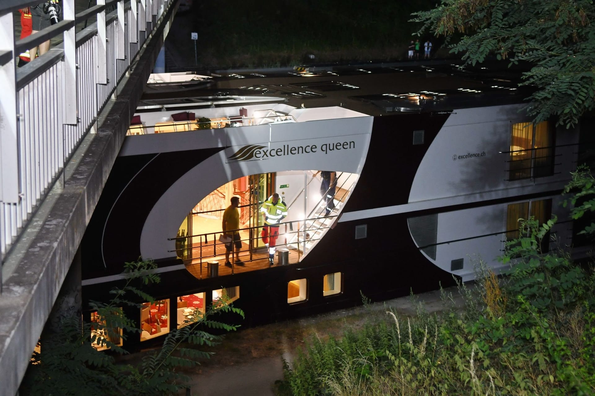 Das Schiff unterhalb des Fürberger Stegs: Sowohl am Boot als auch an der Brücke ist ein Schaden im fünfstelligen Bereich entstanden.