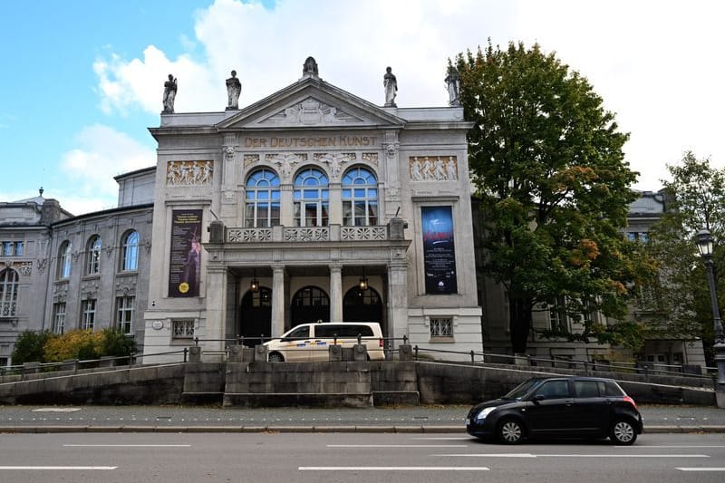Autos fahren am Prinzregententheater vorbei (Archivbild): Es gibt noch Restkarten für die Premiere von Faurés "Pénélope".