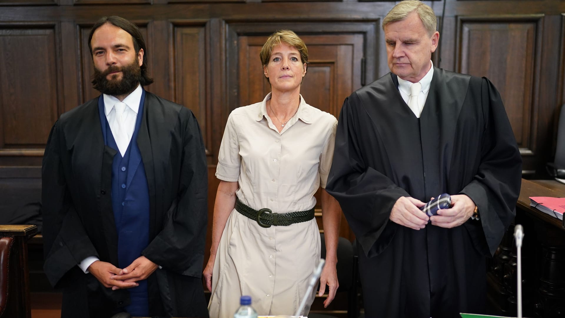 Christina Block (m.) mit ihren Verteidigern Ingo Bott (l.) und Otmar Kury im Gerichtssaal: Der Prozess gegen die Hamburger Unternehmen wurde vorerst unterbrochen. Christina Block (m.) mit ihren Verteidigern Ingo Bott (l.) und Otmar Kury im Gerichtssaal: Der Prozess gegen die Hamburger Unternehmen wurde vorerst unterbrochen.