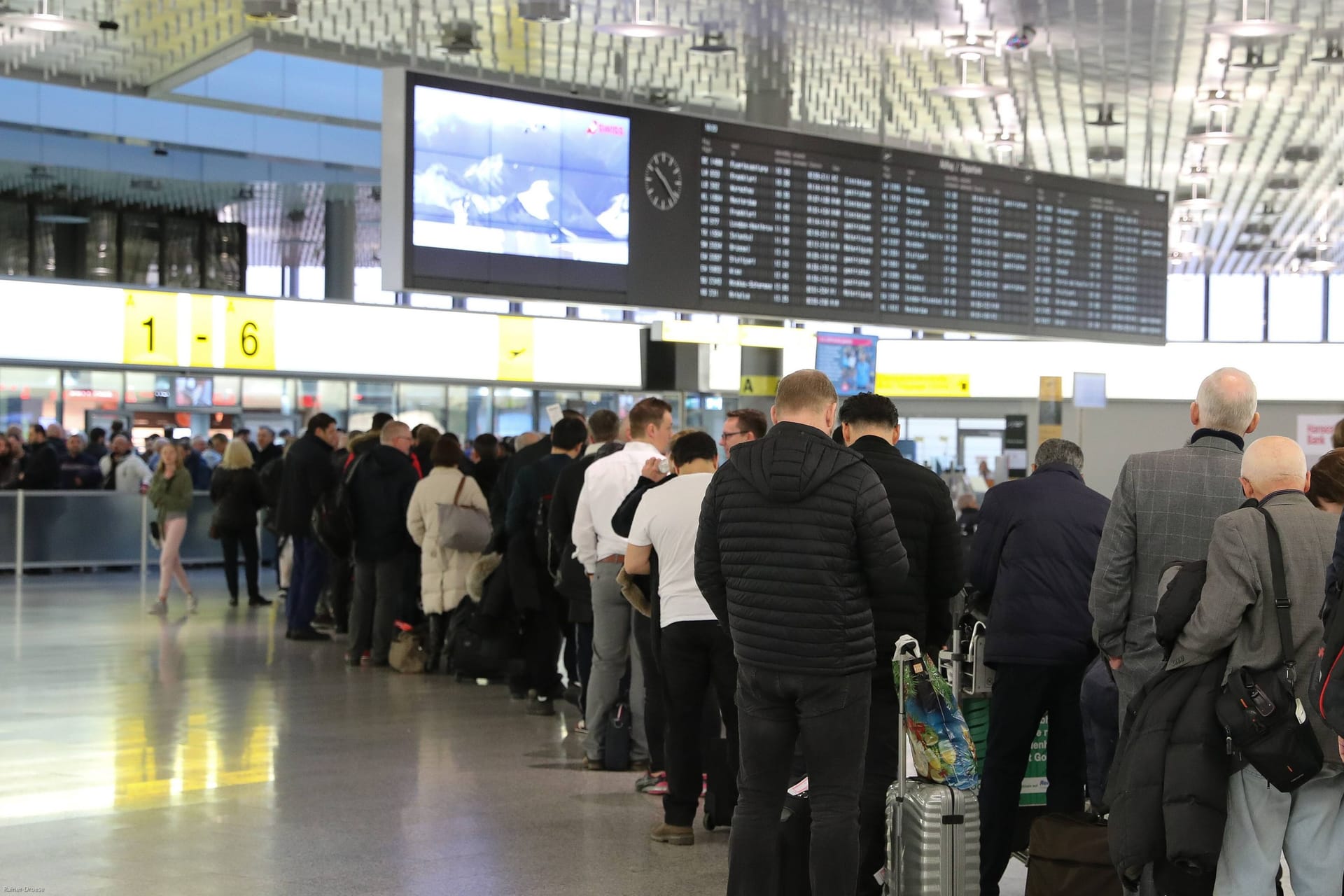Lange Warteschlangen am Flughafen Hannover (Archivfoto): Wegen eines IT-Ausfalls müssen Passagiere manuell eingecheckt werden.