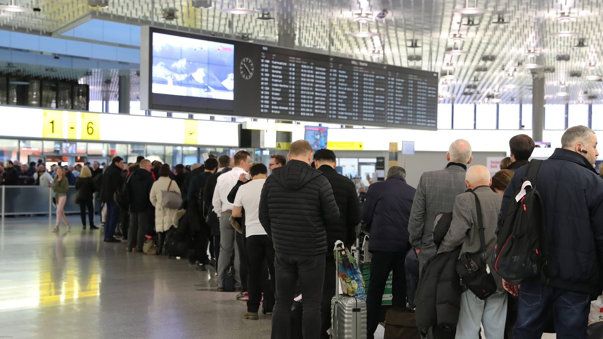 Lange Warteschlangen am Flughafen Hannover (Archivfoto): Wegen eines IT-Ausfalls müssen Passagiere manuell eingecheckt werden. Lange Warteschlangen am Flughafen Hannover (Archivfoto): Wegen eines IT-Ausfalls müssen Passagiere manuell eingecheckt werden.