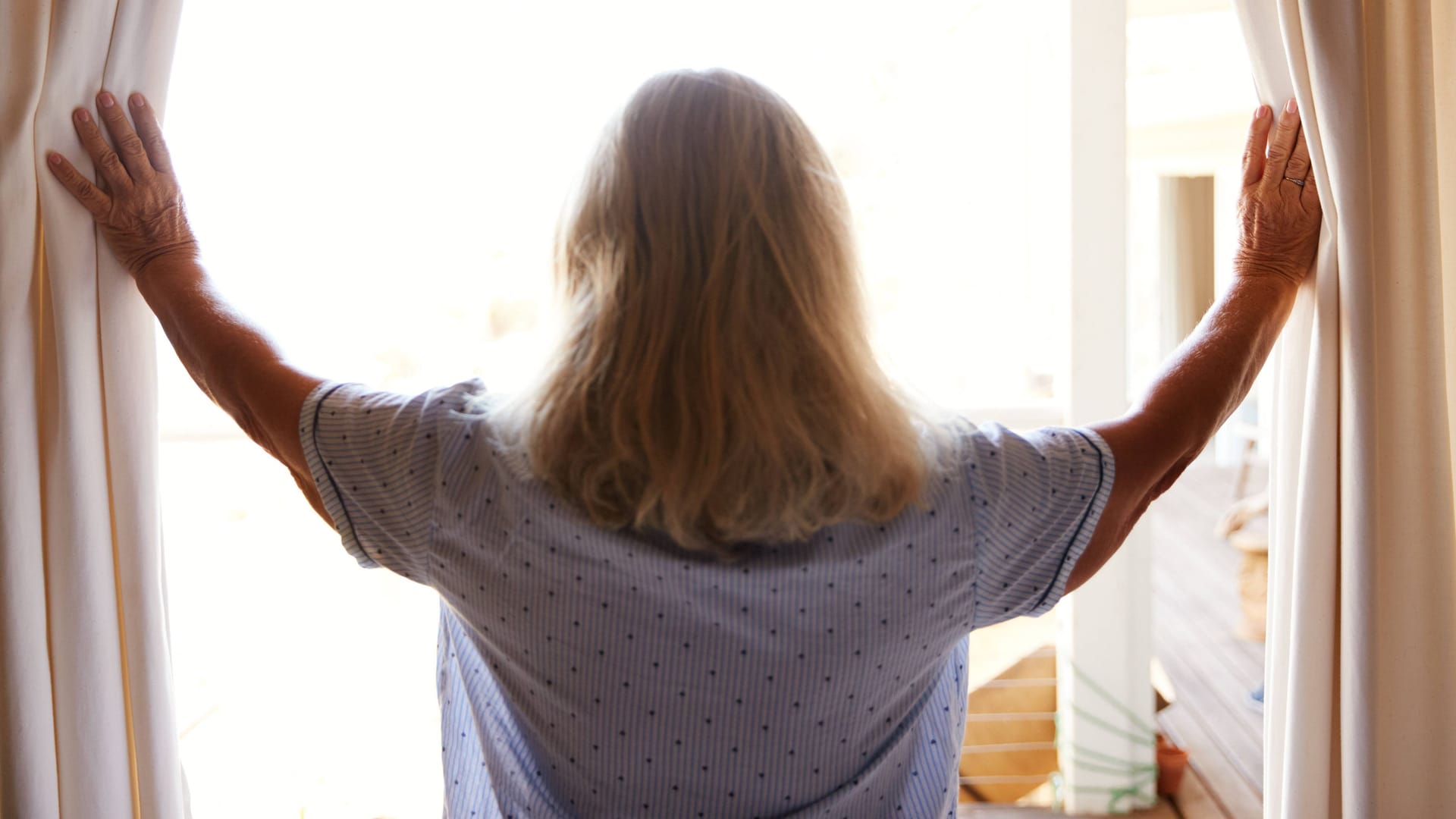 Eine ältere Frau schaut aus dem Fenster (Symbolbild): Die 69-Jährige ist wohlbehalten zurück in dem Seniorenwohnheim.