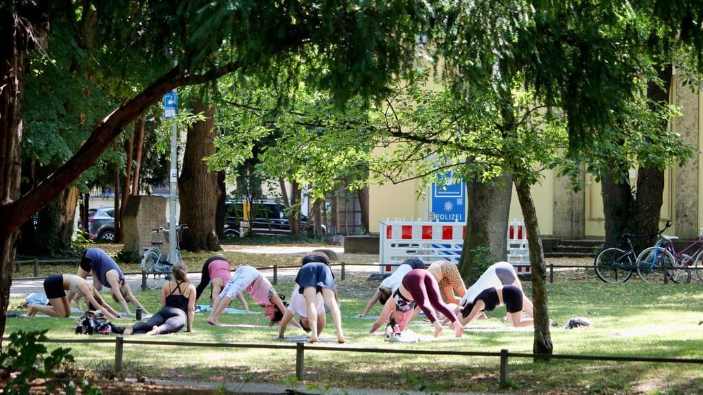 Yoga-Gruppe im Alten Botanischen Garten: Der Park galt zuletzt als Brennpunkt.