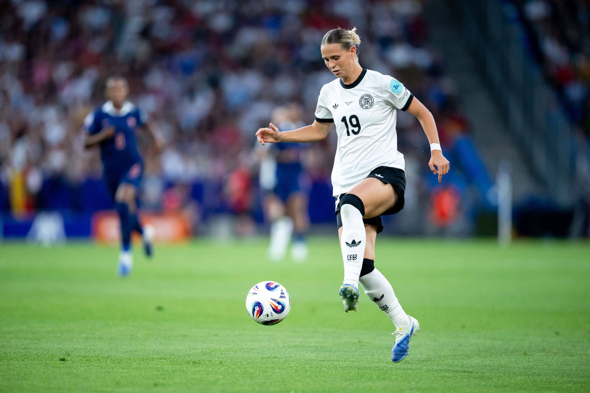 Klara Bühl: Zeigte sich in den Anfangsminuten, ihr Abschluss wurde aber geblockt. Legte mit ihrer Ecke in der 25. Minute das Kopfballtor von Nüsken auf. Tauchte danach ab und wurde auch als Verteidigerin gefragt. Kam in der Offensive aufgrund der Unterzahl nur kaum zur Geltung. Weltklasse vom Punkt. Note 4